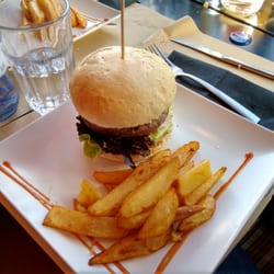 Golden Burger - Impresionante la hamburguesa,  sabor textura, y cantidad,  sobretodo el precio.  La hamburguesa se llama la primera de Buey