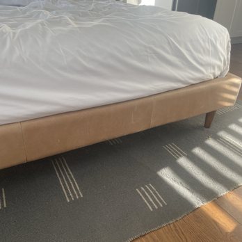 The Maverick, powered by Placemakr - Scratched up platform bed and worn out rug that have seen better days... - Hotels Near Me - San Antonio, Texas