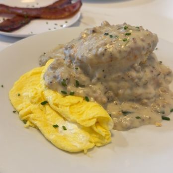 Kitchenette - Biscuits and gravy with a side of bacon. - Desserts Near Me - Saint Cloud, Minnesota Kitchenette - Biscuits and gravy with a side of bacon. - Desserts Near Me - Saint Cloud, Minnesota