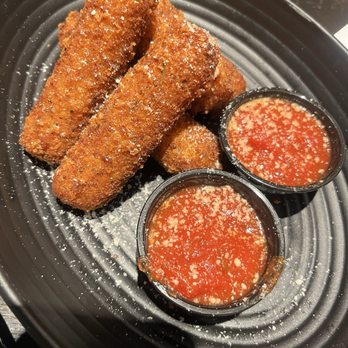 Walk On's - Mozzarella Logs. Great and not too large. Cant go wrong here. - Sports Bars Near Me - Southaven, Mississippi Walk On's - Mozzarella Logs. Great and not too large. Cant go wrong here. - Sports Bars Near Me - Southaven, Mississippi