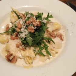 Gattostretto - 起司梨子內餡的Fagottini 義式餃子 with 藍乳酪醬x核桃x芝麻葉沙拉 神好吃!