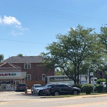 Vilin's Food & Liquor - Strip mall signage and storefront. - Beer, Wine & Spirits Near Me - Glenview, Illinois Vilin's Food & Liquor - Strip mall signage and storefront. - Beer, Wine & Spirits Near Me - Glenview, Illinois
