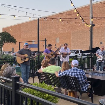 Ale House 1890 - Back patio - American Near Me - Lancaster, Ohio
