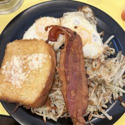 The Sunflour Café - Sunflour special - 2 eggs, bacon, hash browns and toast (house-made white bread - delicious!)