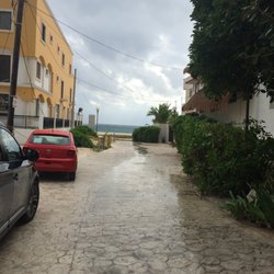 Amar Inn - Outside hotel entrance viewing road to beach