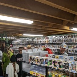 Ivy's Hideout - Grand opening crowd
