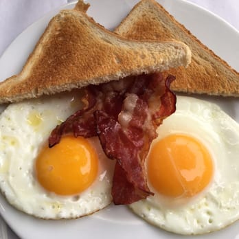 La Terrasse du 7eme - Two fried eggs, bacon and toast! - Brasseries Near Me - Paris, 75