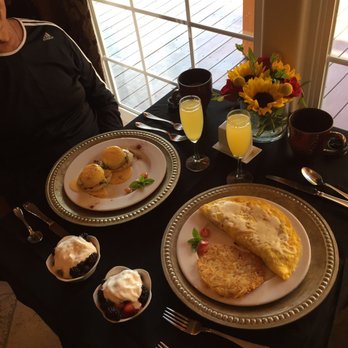 The Inn at Opolo - Eggs Benedict and omelette with fresh berries and Momosas. - Bed & Breakfast Near Me - Paso Robles, California