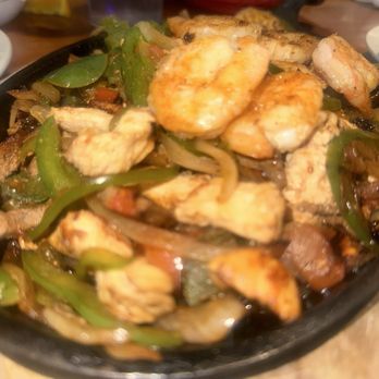 Los Comales Downtown - Fajitas Mixtas with chicken, steak, and shrimp - Tacos Near Me - Memphis, Tennessee