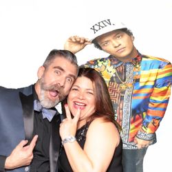 Al Rojas - Photobooth fun with Bruno Mars via green screen