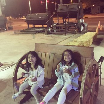 Big John's Texas BBQ - kids eating ice cream outside - Barbeque Near Me - Page, Arizona Big John's Texas BBQ - kids eating ice cream outside - Barbeque Near Me - Page, Arizona