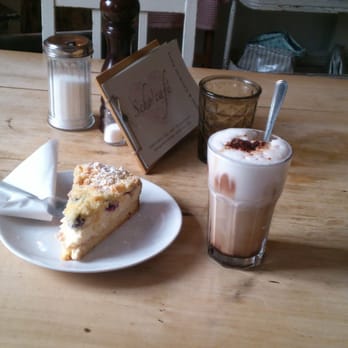 Scho'cafe - Schoko Cafe Latte und Käsekuchen mit Pflaumen und Streusel - Cafes Near Me - Wedel, SH