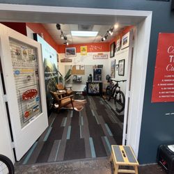 Trek Bicycle Alamo Heights - Wait area
