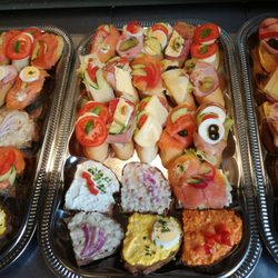 Heurigen Kernbichler - Gemischte Brötchen: Belegte mit Käse, Schinken, Salami, Speck, Lachs etc. und Aufstrichbrote