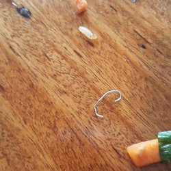 Restaurante Casablanca - En mi arroz venia una grapa metalica, asisti a comer al lugar y me sirvieron esto, no se cuantas grapas mas le den a los comensales!