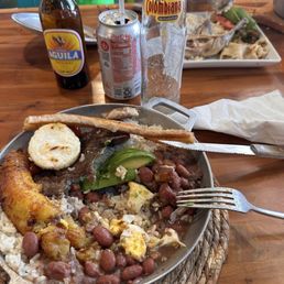 Bandeja Paisa y Colombiana con cerveza Águila Bandeja Paisa y Colombiana con cerveza Águila