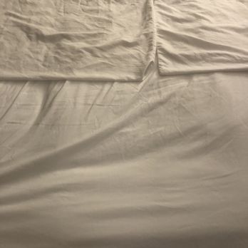Burr White Realty - Different colors on sheets and pillowcases - Property Management Near Me - Newport Beach, California
