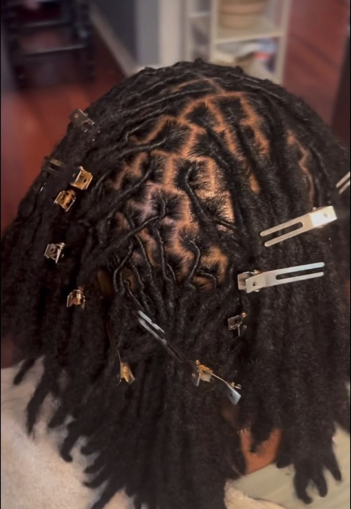 Sheis Hair Logo