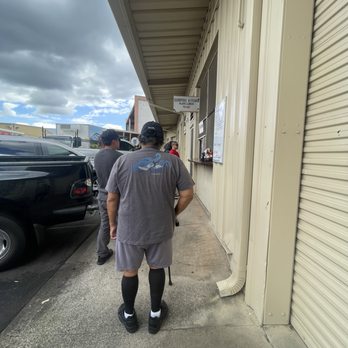Scoopers Kitchen - Like of five in front of me tht have been waiting at least five minutes so the serve could take of a customer that only order two plates. - American Near Me - Waipahu, Hawaii