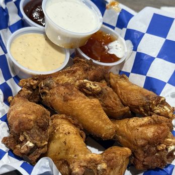 5th Quarter Bar & Grill - Plain wings with dipping sauces - Sports Bars Near Me - Van Meter, Iowa