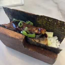Salmon skin hand roll