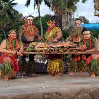 Chief's Luau - Displaying the emu pig - Performing Arts Near Me - Kapolei, Hawaii Chief's Luau - Displaying the emu pig - Performing Arts Near Me - Kapolei, Hawaii