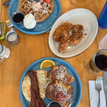 Café Kaila - Corn bread waffle, chicken and breakfast combo - Breakfast & Brunch Near Me - Honolulu, Hawaii