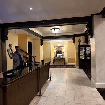 Icon Bar - a man standing at the front desk of a hotel - Cocktail Bars Near Me - Houston, Texas Icon Bar - a man standing at the front desk of a hotel - Cocktail Bars Near Me - Houston, Texas