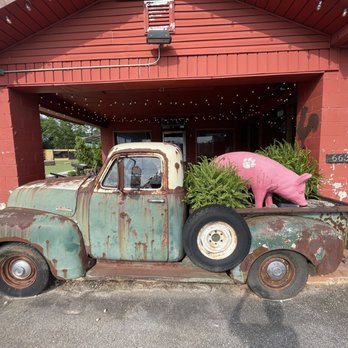 The Smokin Pig - Decor - Barbeque Near Me - Anderson, South Carolina