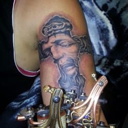 Tattoo and tattoo machines made by Shawn Graves of @graves_machine (Instagram).