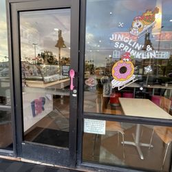 Baskin-Robbins - Spoon door handle, so cute.
