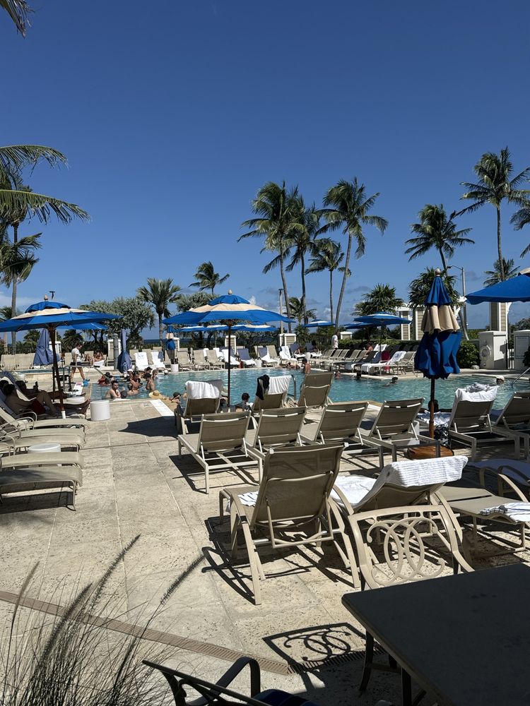 Cascades Pool Bar Image