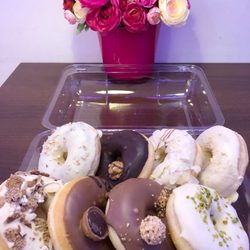Happy Donazz & Co - Just bought 8 delicious donuts / 8 leckere Donuts