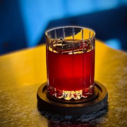 The Sitting Room - Log Tale
Citadelle Gin, uckleberry, Luxardo
Bitter Bianco, Mancino Ambrato, Crème de Noyaux, Smoked with Cherry Wood