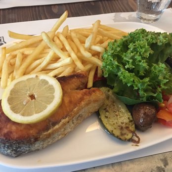 La Bouche - Fjordlachssteak & Frites: salmon steak with fries and vegetables - French Near Me - Schwerin, MV