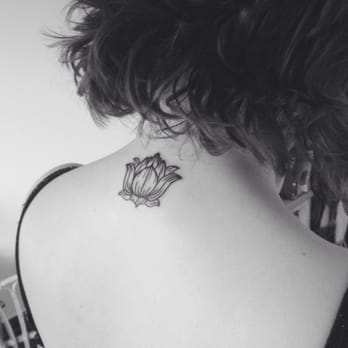 Black Horns Tattoo Studio - Fleur de lotus piquée par Strange Dust - Tattoo Near Me - Lyon, 69 Black Horns Tattoo Studio - Fleur de lotus piquée par Strange Dust - Tattoo Near Me - Lyon, 69