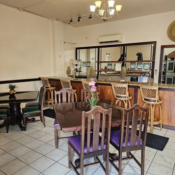 Nona - Dining area - Fast Food Near Me - Honolulu, Hawaii