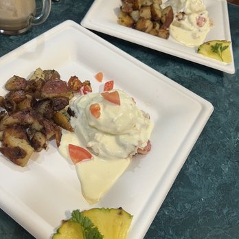 Egghead's Restaurant - Crab Benedict - Breakfast & Brunch Near Me - Fort Bragg, California