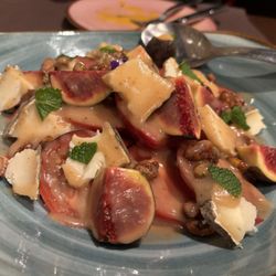 Bierzo Enxebre - Salad with figs and cheese.