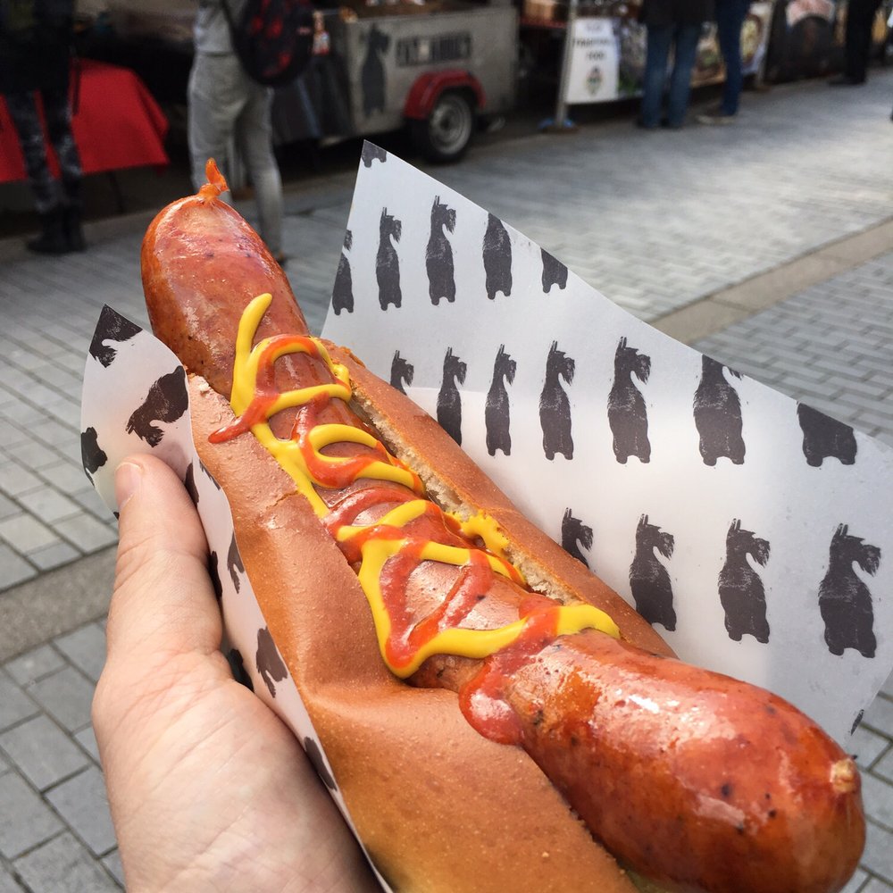 Fat Annie's - Masterpiece.  Bratwurst always goes well with mustard, but even better with Sriracha - Street Vendors Near Me - Droylsden, XGM