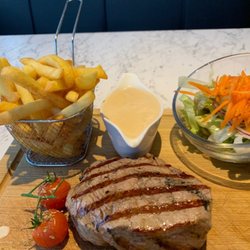 Le Lion Belge - Filet, frites and salad.