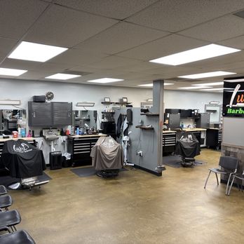LUCKYS BARBER SHOP - Updated July 2025 - 4427 North Center