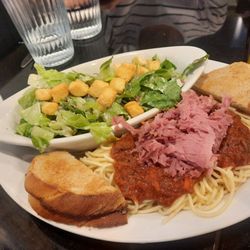 La Fabrique Du Smoked Meat Québec - Spaghetti and smoked meat with Caesar salad