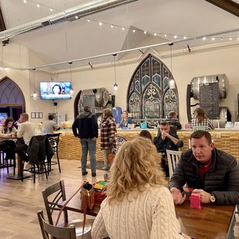 Topsy Turvy Brewery - people sitting at tables - Breweries Near Me - Lake Geneva, Wisconsin Topsy Turvy Brewery - people sitting at tables - Breweries Near Me - Lake Geneva, Wisconsin