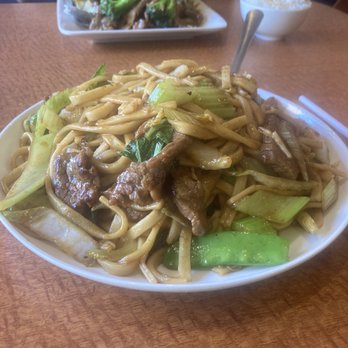 Lee Wing Wah Restaurant - Beef Lo Mein - Chinese Near Me - Chicago, Illinois