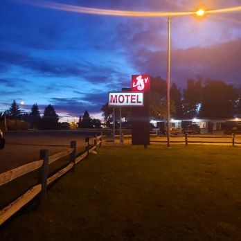 Lazy J Motel - Such a beautiful sunset in Montana! - Hotels Near Me - Big Timber, Montana Lazy J Motel - Such a beautiful sunset in Montana! - Hotels Near Me - Big Timber, Montana