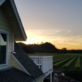 Geyserville Inn - Sunset in Geyserville - Hotels Near Me - Geyserville, California Geyserville Inn - Sunset in Geyserville - Hotels Near Me - Geyserville, California
