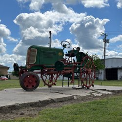 Lil Joe's BBQ - Oliver tractor out back