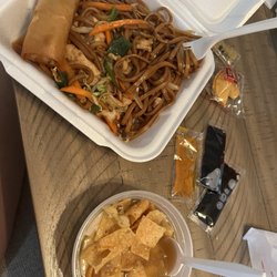 Hong Kong Express - Chicken lo mein, wonton soup