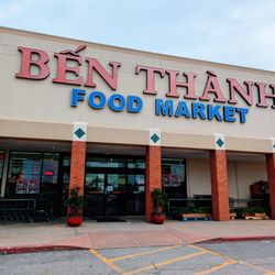 Ben Thanh Food Market - Outside